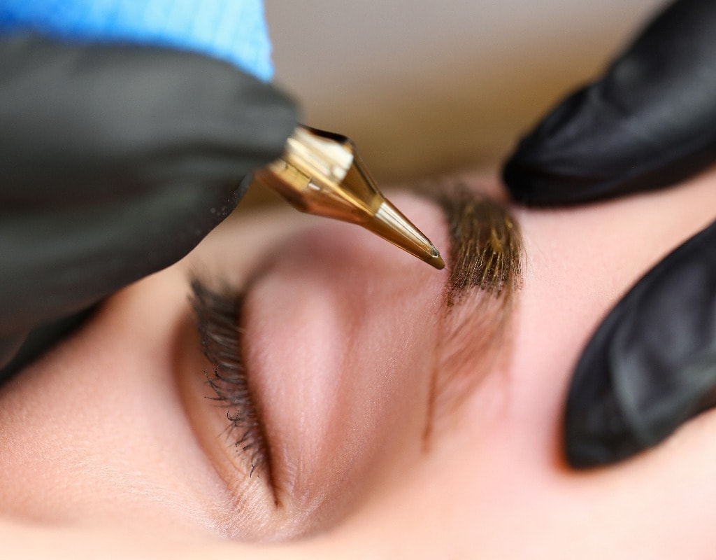 Beauty Masters Hände machen permanentes Augenbrauen-Makeup